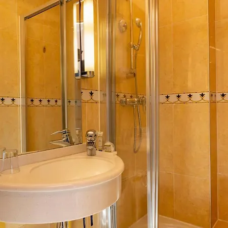 Otel Clement